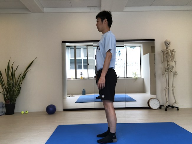 胸を張りすぎによる首・肩の痛み