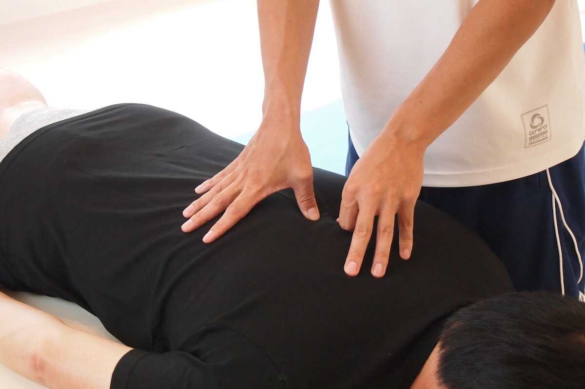 8cLabのゴルフトレーニングコースではトレーニング前に整体でカラダを本来の状態に戻します。