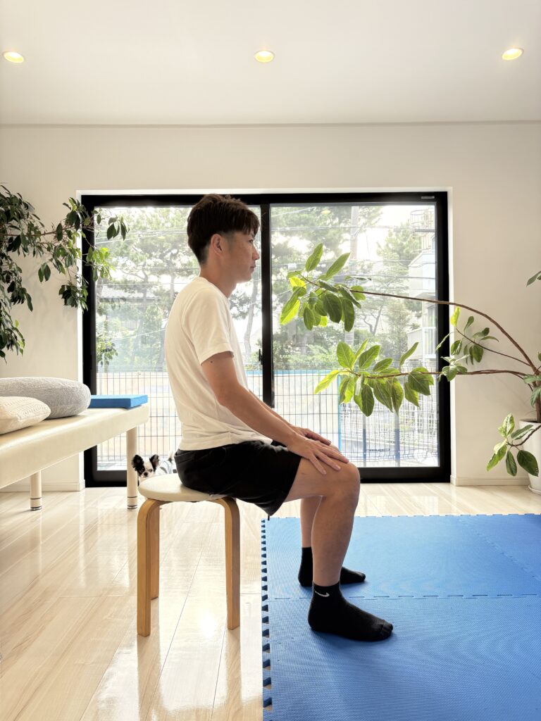 腰は反っているが背中(肋骨)が後ろに出っ張っている猫背の姿勢